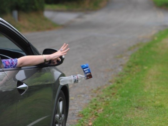 bari-gettano-rifiuti-dal-finestrino-dellauto-tre-cittadini-multati-dalla-polizia-locale--1559292755-grande